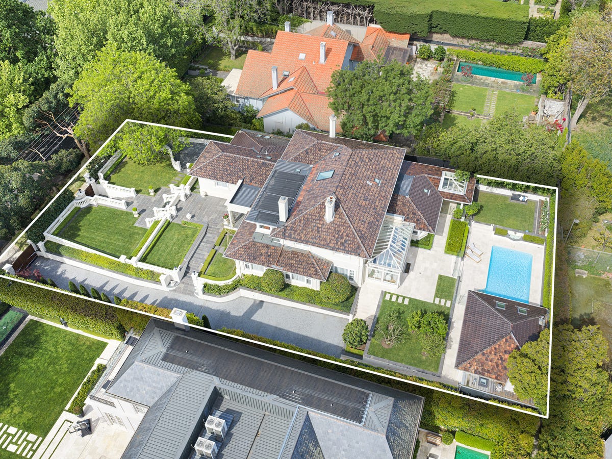 Family luxury in prestigious Toorak locale with no heritage overlays